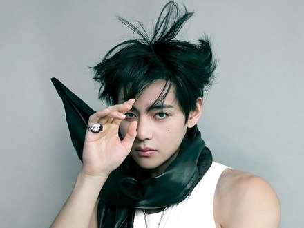 尋常ではない“日本ARMY”パワー…BTS・Vが表紙を飾った雑誌が軒並み完売、圧倒的人気度