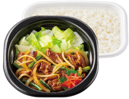 3種味噌の特製だれ 牛もつ味噌焼き弁当(鍋タイプ)　790円（税込）