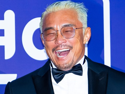 東京の5億円豪邸が話題となった秋山成勲、バッグから次々“高級アイテム”が登場！「本物のダイヤ？」