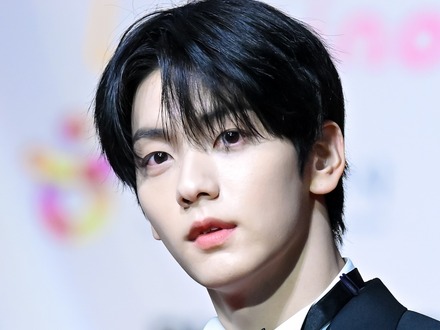 TXT・スビン、正統派ブラックスーツで魅了…気品あふれる佇まいでファンを虜に「これは反則」【PHOTO】