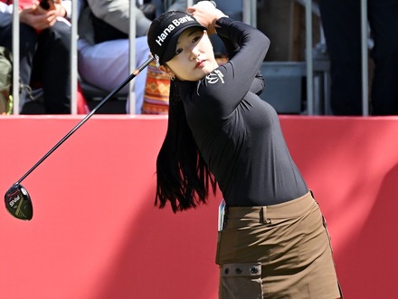 そんなアングルで!? 韓国の177cm女子ゴルファー、美脚際立つミニスカウェア姿の撮影風景に反響【PHOTO】