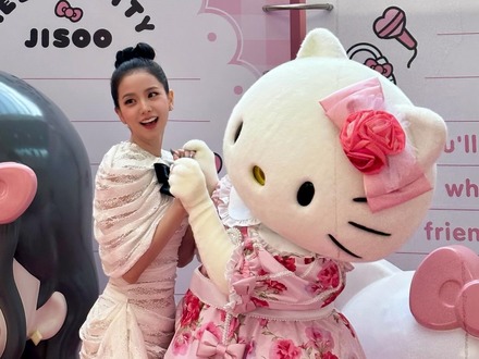 「大胆美脚がまぶしい」BLACKPINK・ジス、ハローキティとコラボ！ 愛らしいキャラクターにも負けない美貌【PHOTO】