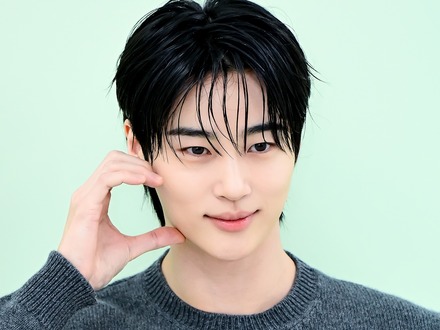 「泣ける…」俳優ビョン・ウソク、無名時代を支えた“最初のファン”の結婚式を祝福！神対応が話題