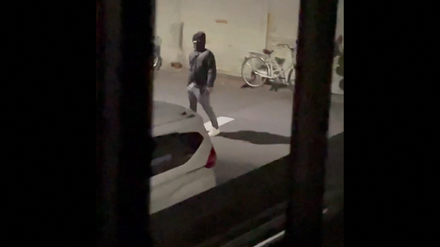 【画像提供：被害者遺族】ストーカー被害者の家の近くをうろつく男の動画『未解決事件 File.12 ストーカー殺人 なぜ繰り返されるのか』（C）NHK