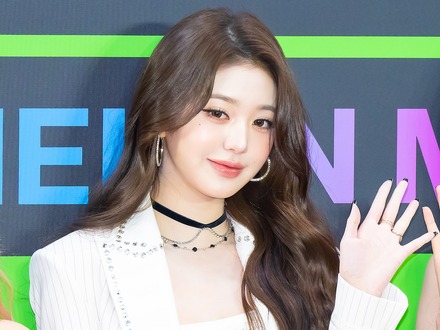 IVE・ウォニョン、海を背に“素のくびれ”披露!いよいよ新プロジェクト始動か