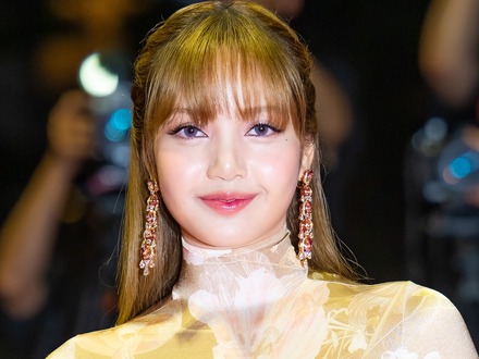 日本語コメントも!BLACKPINK・リサ、“超ミニ丈”で美脚あらわ…東京ドームオフショット公開