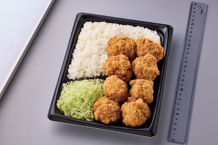 「盛りすぎ！鶏のから揚げ弁当」（税込 592円）