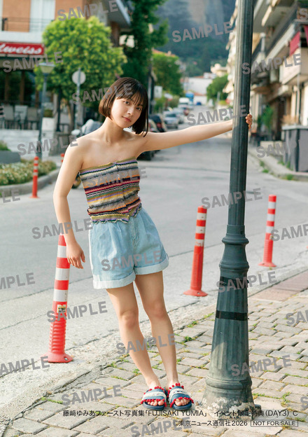 藤﨑ゆみあファースト写真集「FUJISAKI YUMIA」イベント限定生写真C