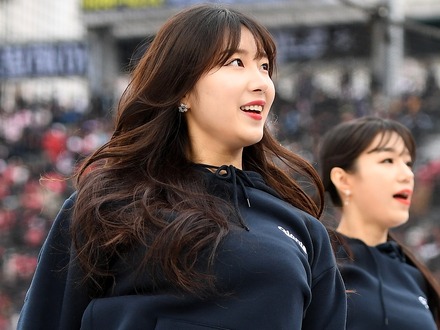 反則級の下半身がタイトウェアでクッキリ…人気チアリーダーのアン・ジヒョンがマラソン参加