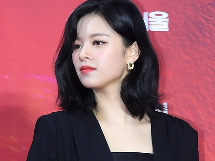 TWICE・ジョンヨン、“ピチッ”とタイトウェアで引き締めボディ披露!「美しすぎ」「完璧」と反響