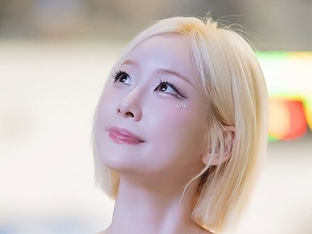 大胆な変則衣装でしっかりと肌見せ!金髪ショートがトレードマークの韓国美女チア最新ショット