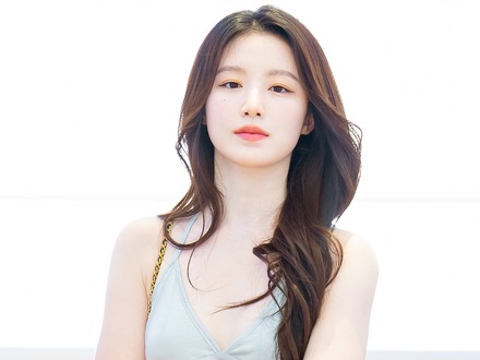 もはや下着…i-dle・シュファ、“素肌ジャケット”で大胆に!引き締まった体型に惚れ惚れ【PHOTO】