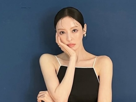 ありえない頭身…身長176cmの韓国女優イ・ダヒ、直角肩の“極限スレンダー”肉体