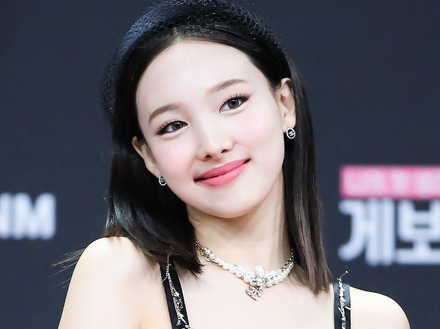 短すぎない…？TWICE・ナヨン、“超ミニ丈”の大胆衣装で視線集中「心臓飛び出そう」「可愛すぎ」