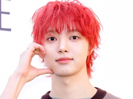 &TEAM・EJ（ウィジュ）、赤髪に“大胆イメチェン”で雰囲気激変！モデル級スタイルにも視線集中