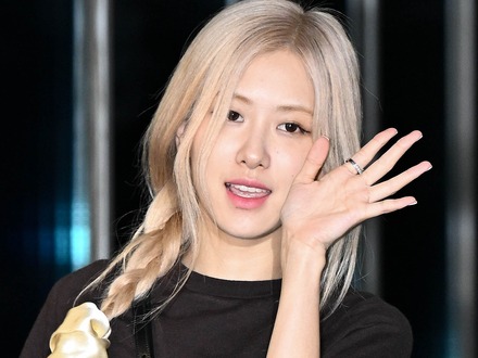 BLACKPINK・ロゼ、過去の“極秘デート”秘話を告白「ウィッグとおばあちゃん風の服で変装」