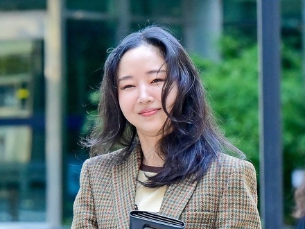 「NewJeansの母」はどこへ 100億ウォン訴訟の前で崩れ落ちた“母性愛”の仮面