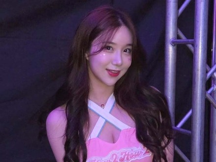 “規格外のサイズ”で話題の韓国人気チア、ピンク衣装に身を包んでの強調ポーズが魅力的!