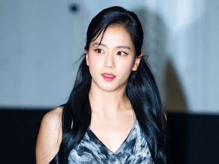 BLACKPINK・ジスがビハインドカット公開、完璧なビジュアルで魅了