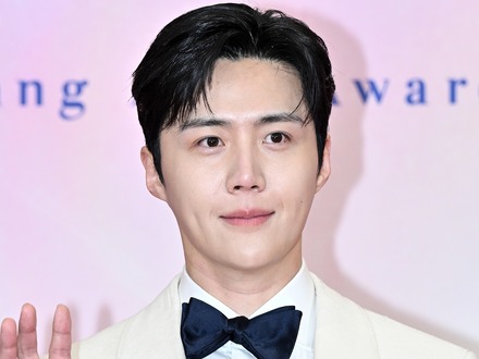 “脱税疑惑”の俳優キム・ソンホ、所属事務所の説明が裏目に？専門家「自ら不利な一手を打った」