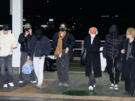 BTSが7人揃って笑顔で海外へ！空港ファッションを激写【写真多数】