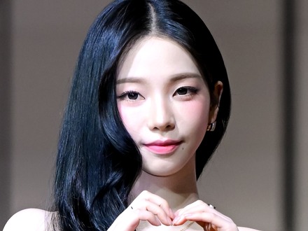 バレないの？aespa・カリナ、“変装なし”で福岡の街に出没！タイツから覗く美脚に釘付け「めっちゃ綺麗」