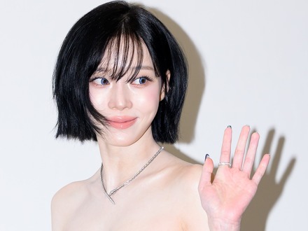 「リアル天使」aespa・ウィンター、海辺で見せた “極薄ボディ”に視線集中!骨が浮き出た背中に心配の声も