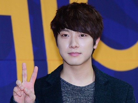 ライブ中に失神したFTISLANDのチェ・ミンファン、健康状態を自ら説明「僕自身も驚きました」