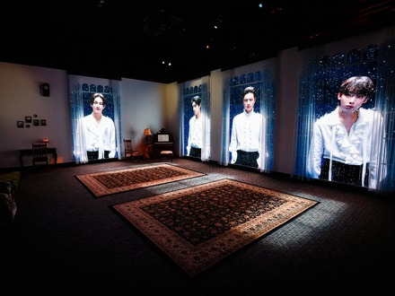 ENHYPEN、テーマパークのような没入型ミュージアムが開幕！五感で体感する“ヴァンパイア”の世界観