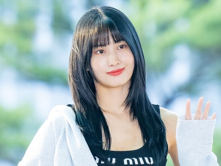 TWICE・モモ、ボリューミーさ際立つピチピチ衣装に視線釘付け！上目遣いSHOTに「心臓やられる」