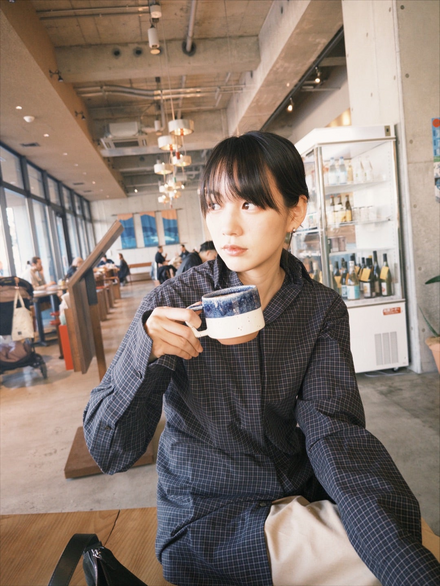 のん、カフェでのリラックスショット公開！ファン「笑顔が、大人びてきた！？」「おしゃれな隙間写真」