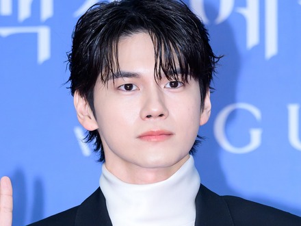 “脱税疑惑”チャウヌと同事務所に　Wanna One出身オン・ソンウ、芸能事務所ファンタジオと再契約