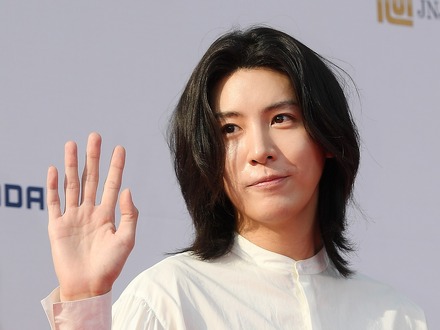 綾瀬はるかとの熱愛説で話題を集めた韓国俳優、田舎の美容師に転落？ ギャップある姿に反響