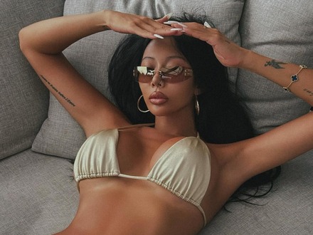 全然覆いきれていない…Jessi、水着姿で際立つ規格外のボリューム感！妖艶さたっぷり