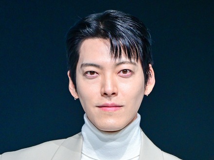 俳優キム・ウビン、結婚後初めて公の場に姿を現す！スーツ着ていつにも増してダンディーに【独自写真】