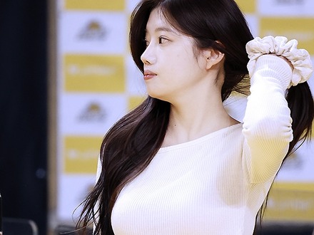 思わず見てしまうボリューム感…サロンオーナーの顔も持つ韓国チア、試合前の一瞬を激写