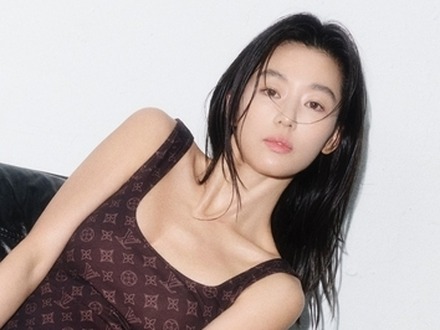 ハイレグボディスーツで際立つ高貴な肉体 チョン・ジヒョン、公開控えるゾンビ映画への自信を語る