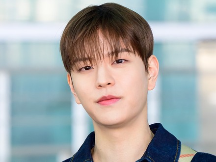 Stray Kids・スンミン、デニムルックで洗練された着こなしを披露！爽やかにイギリスへ