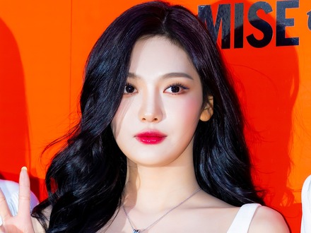 一瞬何も着ていないかと…aespa・ニンニン、ランジェリー透け見え“大胆衣装”で極上ビジュアル