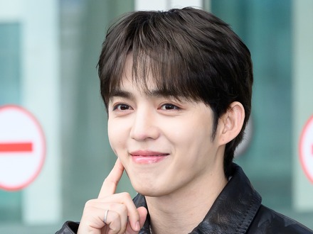 SEVENTEEN・エスクプス、シンプルな着こなしもお手の物！輝く美しさでイタリアへ出国