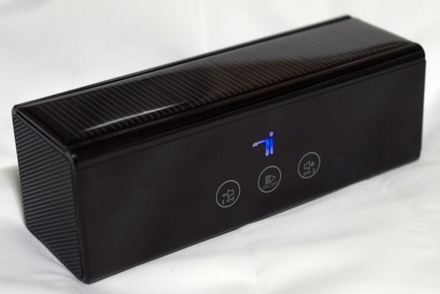 　パンズの「ワイヤレスソーラースピーカー」は、Bluetoothとソーラーパネルを備えたiPhone 3G対応のモバイルスピーカーだ。