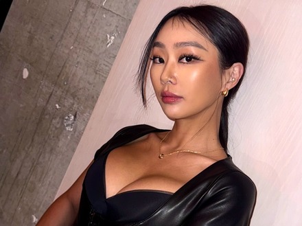 ド迫力胸元を間近で…ヒョリン、もはや収まりきっていない“ピチッと”レザートップスで魅了