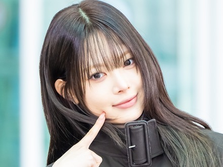 LE SSERAFIM・ウンチェ、“スラリ美脚”を大胆披露!個性的デザインの空港ファッションに視線集中