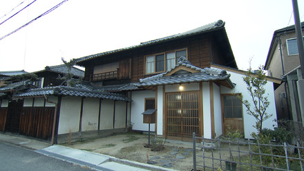 「復元リノベ」した築90年の二軒長屋 右半分が住人(アルジ)の住まい©MSB