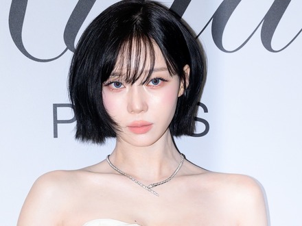 「見えちゃいそう…」“胸元ざっくり”ドレス姿のaespa・ウィンター、色香漂う雰囲気に釘付け