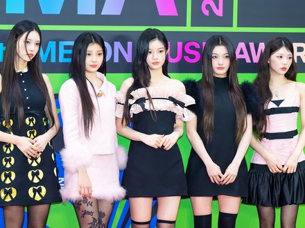 ILLIT、初の日本オリジナル曲『Almond Chocolate』がストリーミング累計1億回再生突破の快挙！