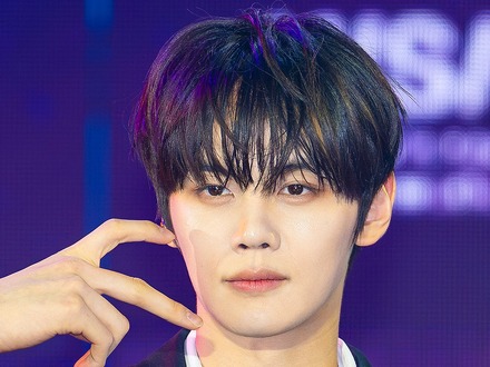 ZB1キム・ギュビン、少年と大人の境界を絶妙に表現！ファッション誌単独表紙を飾る