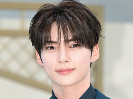 ZB1ソン・ハンビン、“貴公子ビジュアル”で魅了…端正な顔立ち映えるスーツ姿でイベントに登場