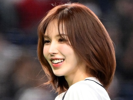 Red Velvetウェンディ、デビュー日から12年推し続けてくれた古参ファンの結婚式にサプライズ登場