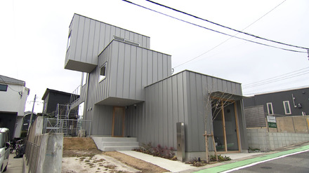 箱を段々に重ねたようななんとも不思議な形の家©MBS